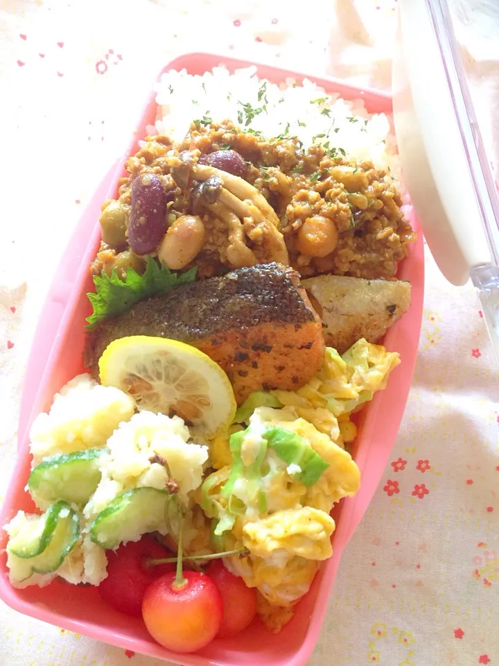 18娘弁当 今日は
豆ときのこのドライカレー
サーモンのハーブソテーとか(^^)|愛ママさん