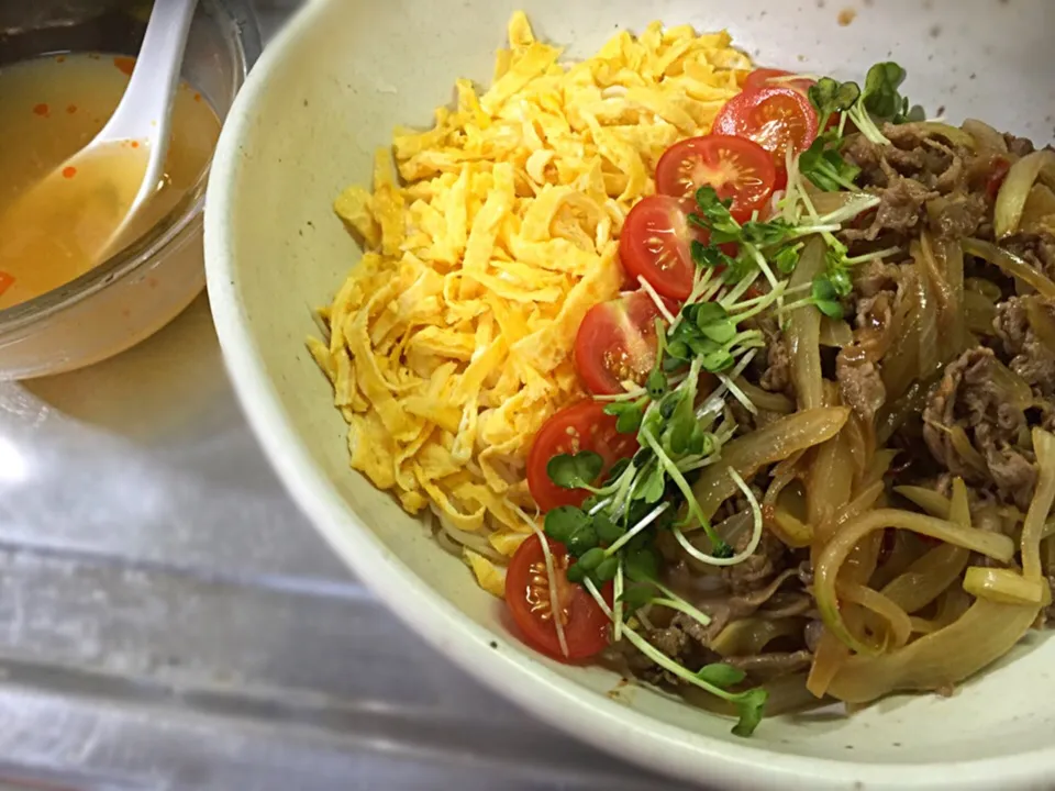 Snapdishの料理写真:ピリ辛牛肉のサラダうどん🎵 サッパリ牛骨スープ（ダシダ）ぶっかけ|くまたんさん