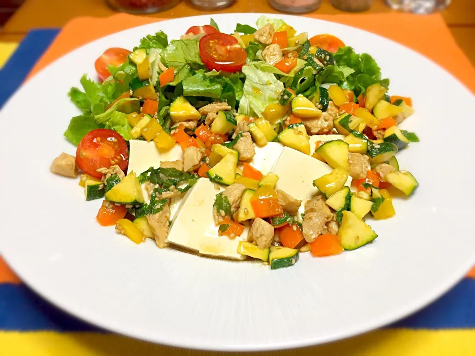 豆腐サラダ(^^)
彩り野菜と鶏胸肉の和風角煮ドレッシング？タレ⁉️
かけて、美味い(^^)|Yukihiko Ishidaさん