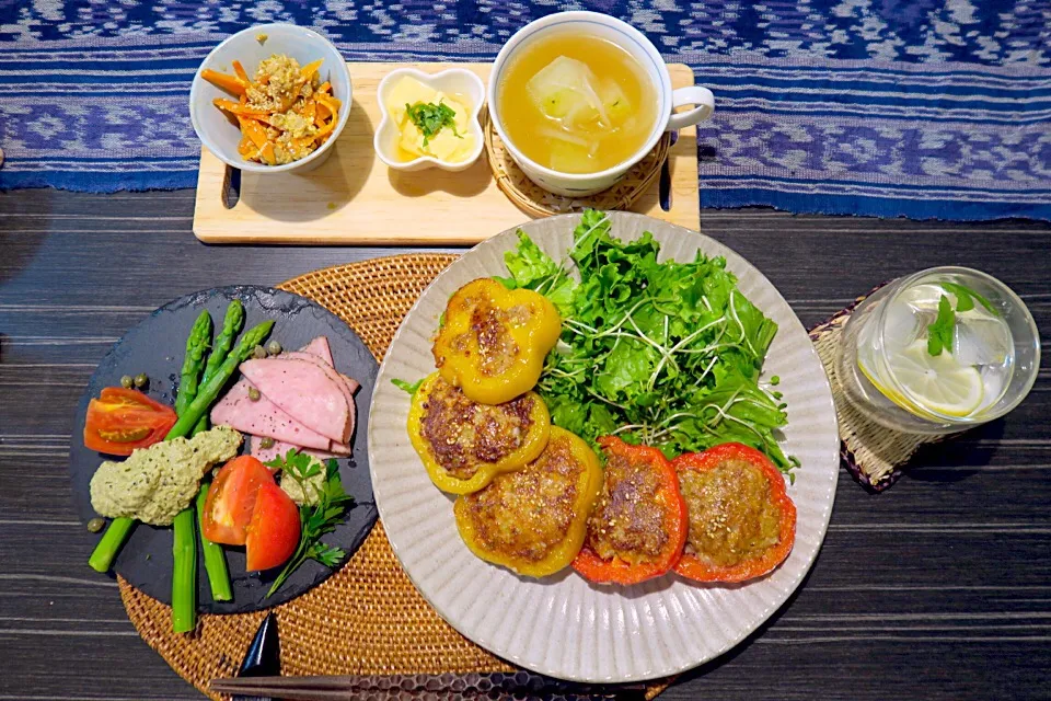 Snapdishの料理写真:今夜のおうちごはん。パプリカのカラフル肉詰め、人参しりしり、卵豆腐、アスパラとペッパーポークサラダ、アボカド豆乳クリームソースかけ、冬瓜中華スープです。|かれんさん