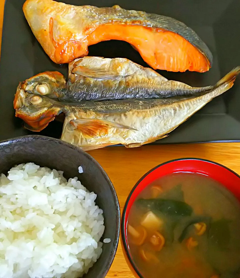 焼き魚と白飯🍚✨となめこの味噌汁食べたかってん😂💓|みうのすけさん