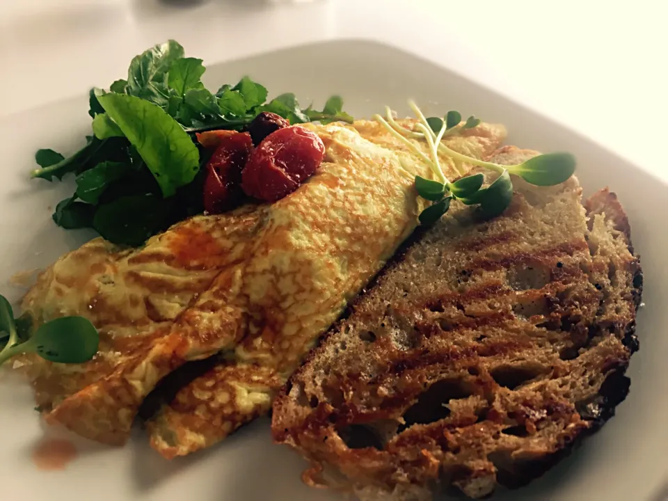 Vegetarian omelette: mushroom, baby marrow, goats cheese with rocket & tomato|Sergio Lacuevaさん