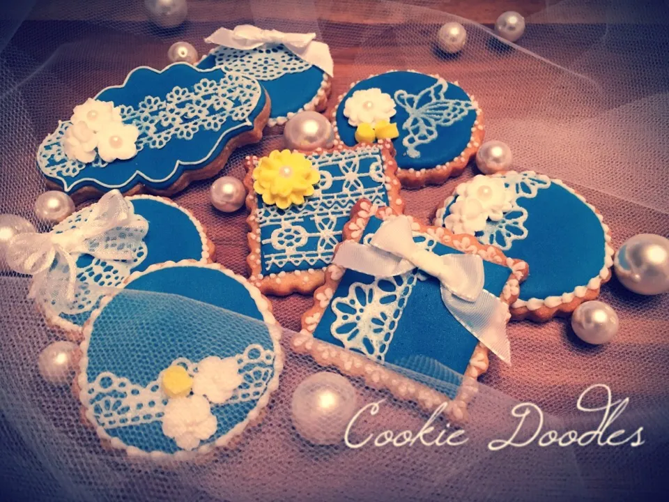 Snapdishの料理写真:Royal blue wedding cookies|Cookie Doodlesさん