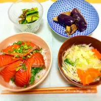 Snapdishの料理写真:夏バテご飯:鮭の漬け丼＊残り野菜のスープ＊きゅうりの塩昆布和え＊蒸し茄子の味噌だれ和え|nao＊さん