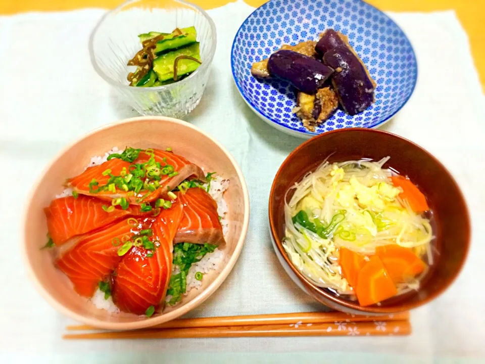 夏バテご飯:鮭の漬け丼＊残り野菜のスープ＊きゅうりの塩昆布和え＊蒸し茄子の味噌だれ和え|nao＊さん