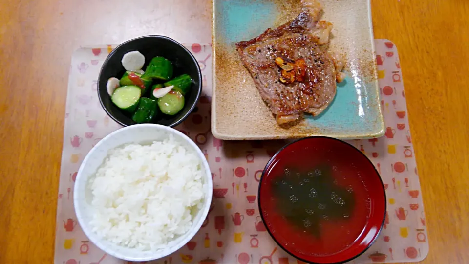 7月２3日　ステーキ　きゅうりと長いもの梅和え　わかめスープ|いもこ。さん