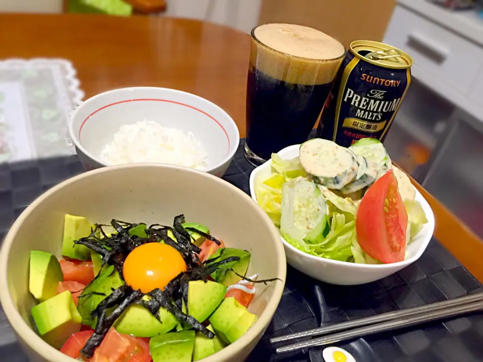 Snapdishの料理写真:アボカドとトマトと釜揚げシラスの黄身納豆🍚🍺|マニラ男さん