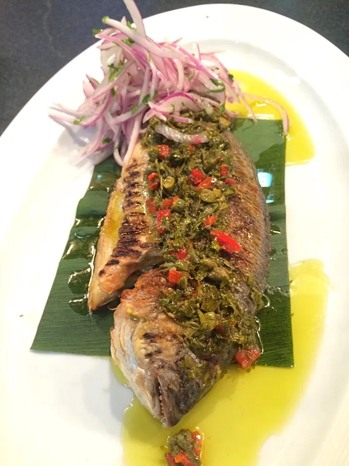 Pescado a la parrilla con salsa de hiervas|noe rodriguezさん