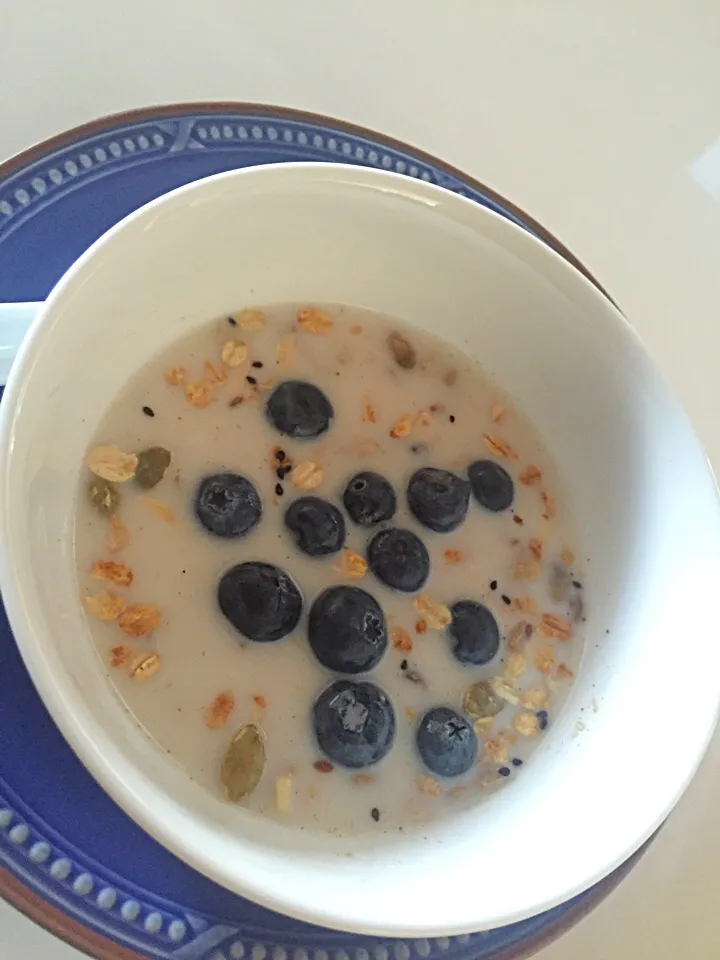 Morning BF almond milk with cereal|Sasicha Sacha Bmgさん