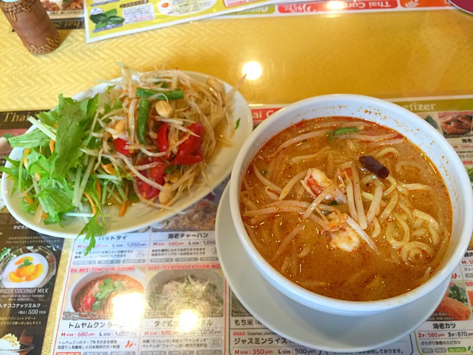 Papaya salad & Tom young ramen|yeni kartikasariさん