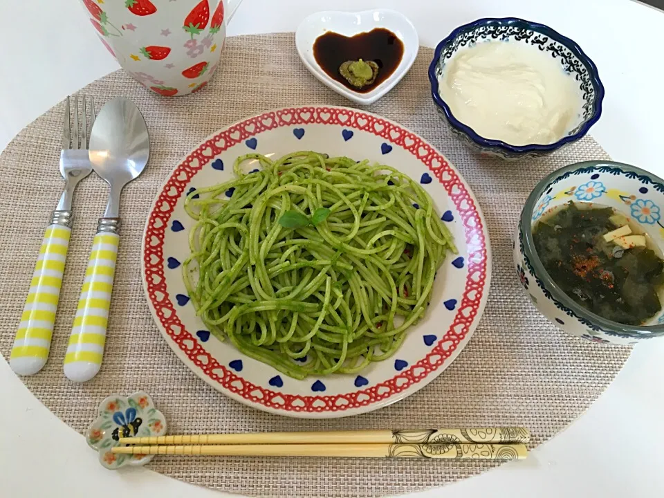 自家製バジル🌿ジェノベーゼ
湯葉
高野豆腐とわかめのお味噌汁|にゅきさん