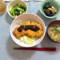 Snapdishの料理写真:ふたりで食べた夕ごはん＊味噌カツ丼＊たこと小松菜の中華和え＊なすとズッキーニのおろしポン酢＊にらとえのきのサンラータン|あやかさん