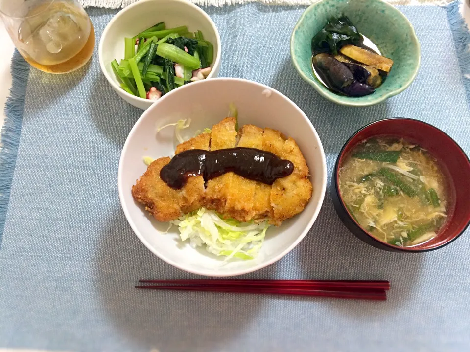 Snapdishの料理写真:ふたりで食べた夕ごはん＊味噌カツ丼＊たこと小松菜の中華和え＊なすとズッキーニのおろしポン酢＊にらとえのきのサンラータン|あやかさん