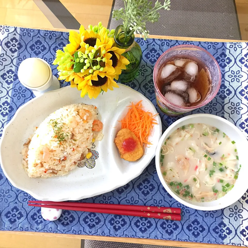 7/29❤︎娘のランチ❤︎ ・海老のピラフ ・チキンナゲットと人参サラダ ・とんこつワンタンスープ|Makinsさん