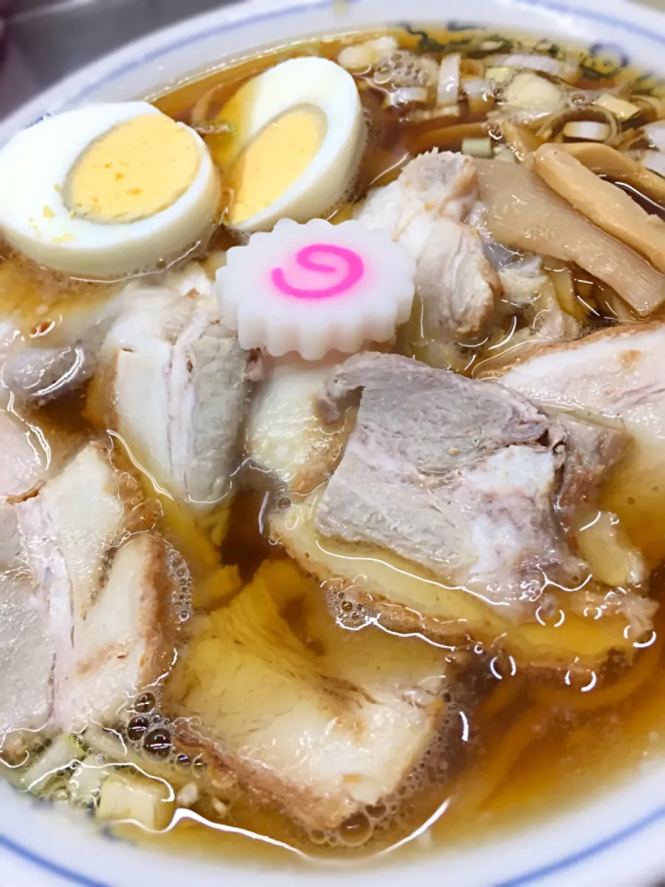 Snapdishの料理写真:伝説のラーメン店。チャーシューメンゆで卵のせ。旧店舗名は江ぐち|Tomyさん