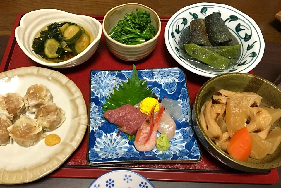 Snapdishの料理写真:晩ごはん お刺身 しゅうまい 竹輪と大根の煮物 きゅうりとワカメの酢の物 スティックセニョール？ 茄子とモロッコインゲンの利久煮 味噌汁 白飯|ぽんたさん