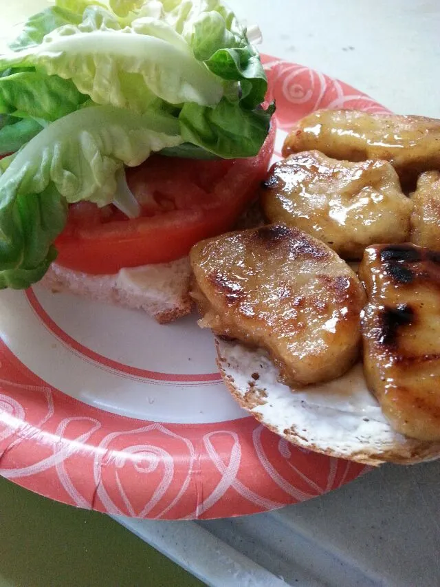 gardein chix tender sandwich with lettuce tomato mayo cream chz.|Polly Gelfusoさん