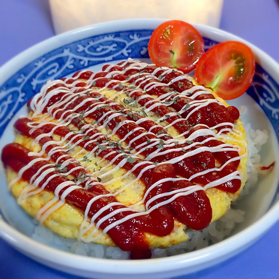 オムレツ丼
美しいまん丸のオムレツができました。たっぷりのミンチ肉と玉ねぎをあめ色になるまで炒めてあります。
小分けにして冷凍してあります。
これを2個の卵とマヨネーズとしっかり混ぜてまん丸オムレツにして熱々ご飯に載せました。これを食べると高校の時の弁当をおもいだします。|Hiroya Fujiiさん