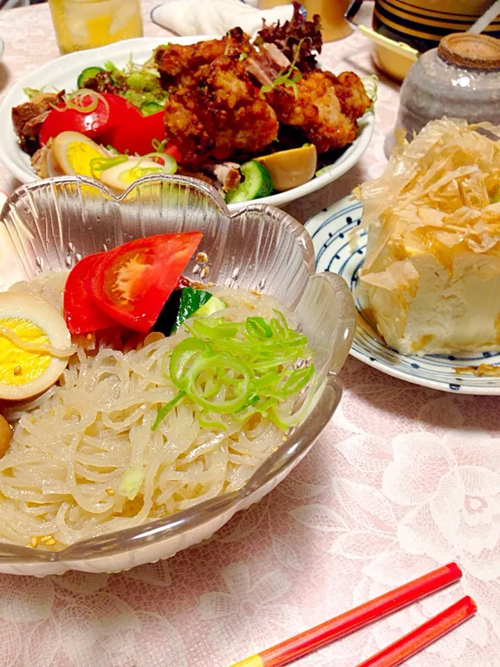 水無し冷麺 冷奴 花ふわり乗せ トマトとキュウリのサラダに角煮と昨日の余った唐揚げトッピング！|SUN.yokotanさん