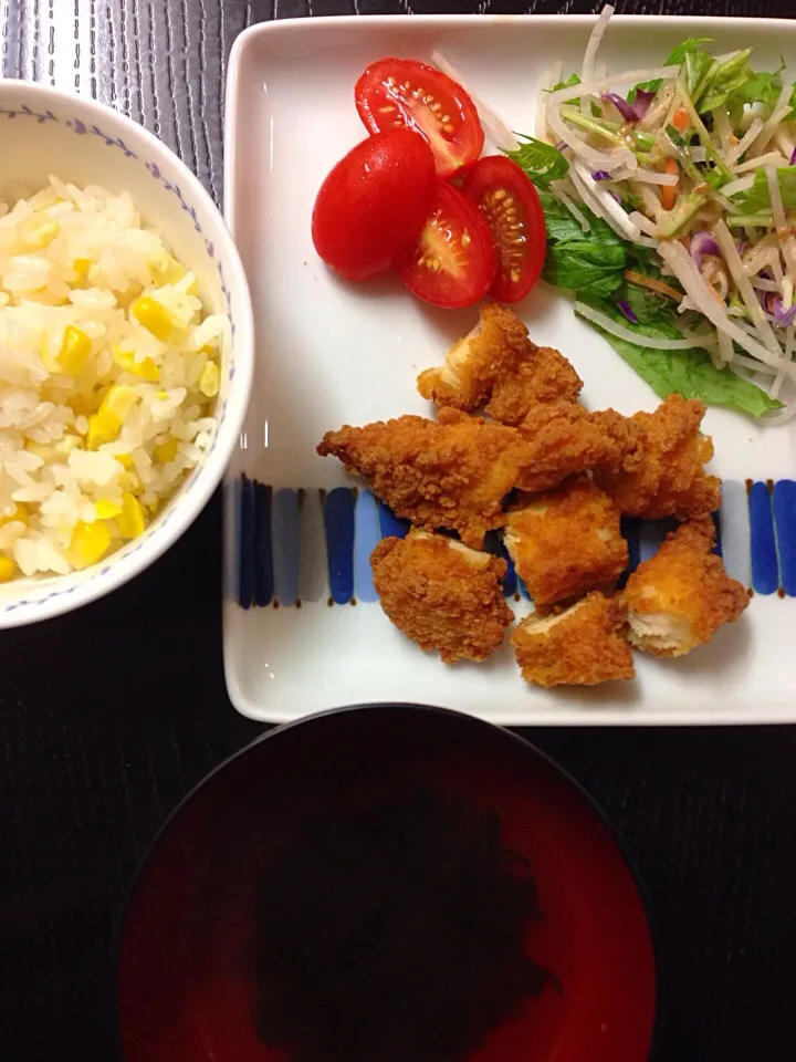 Snapdishの料理写真:ささみの唐揚げ、サラダ、もずくスープ、とうもろこしご飯

#ムスメご飯|mossan＠OSAKAさん