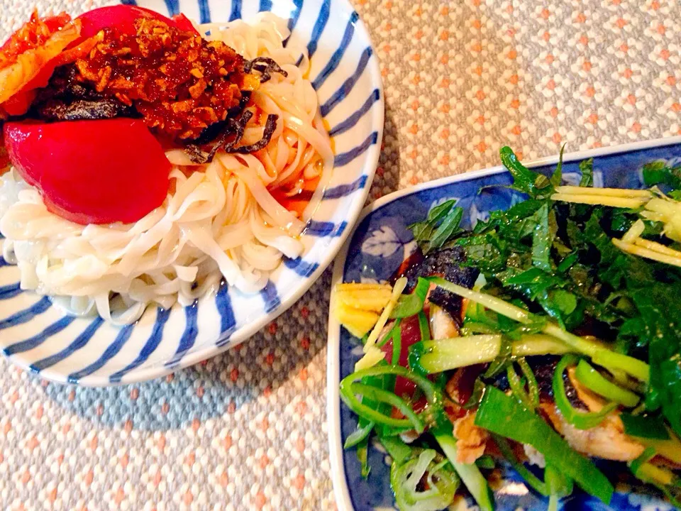 赤い具のぶっかけうどん。と、カツオのたたき|ともえさん