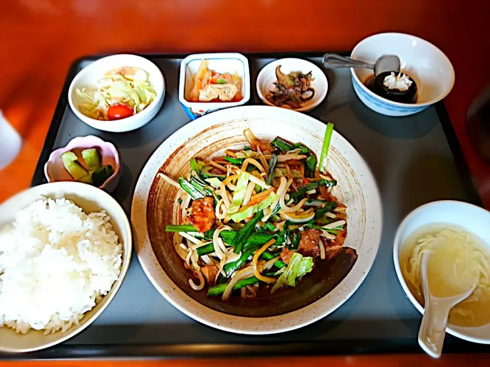 今日のお昼は 業者さんと ランチに♪
事務所地殻の 中華料理屋さんで、ニラレバ炒め～
ここは、何食べても ハズレがない～♡|yokoさん