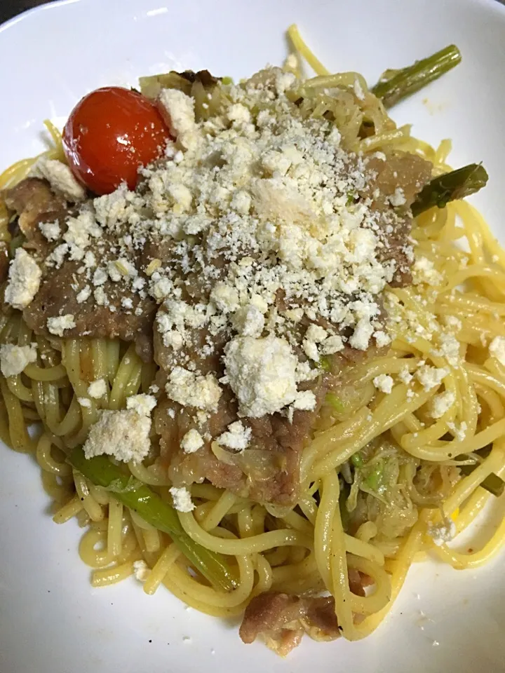 ニンニクの芽と牛肉の焼肉と
焼きそば炒め|🐶たぬとんキッチンさん