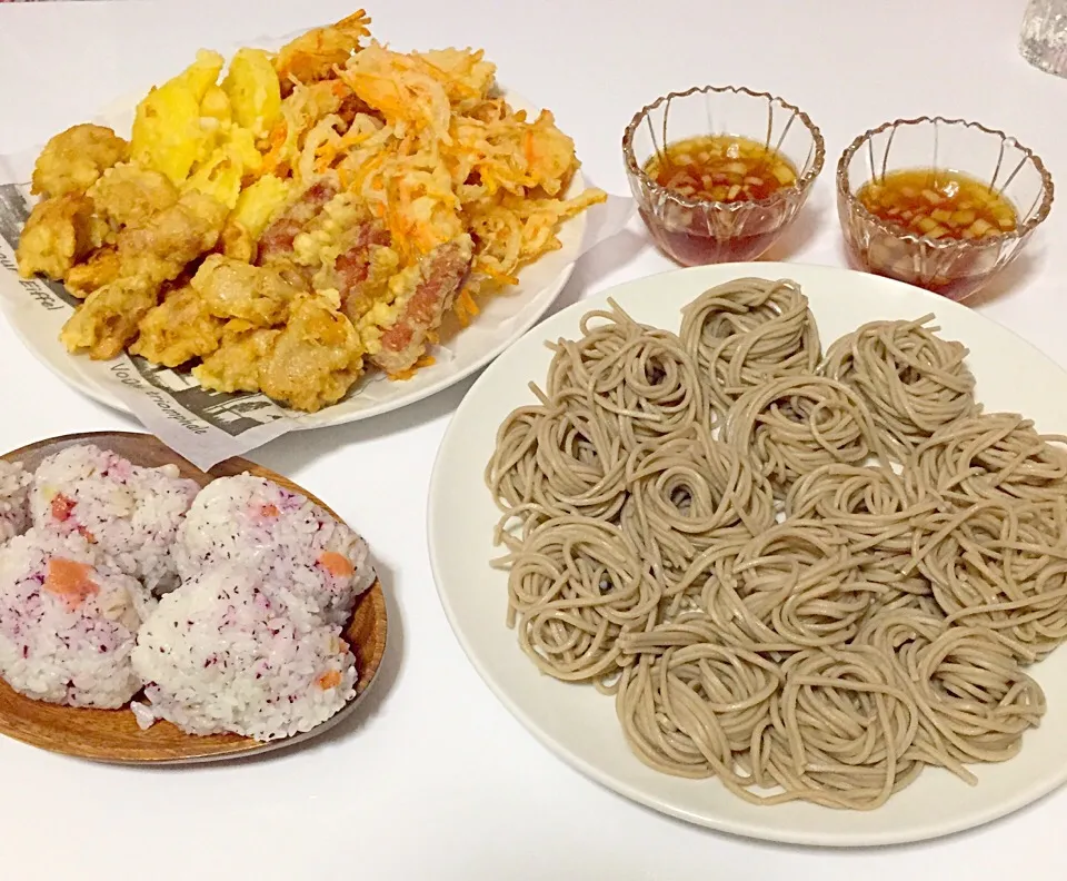 つけ麺風ざる蕎麦、鶏天、かき揚げ、じゃがいもとウィンナーの天ぷら、しそと梅のおにぎり|奏 kanadeさん