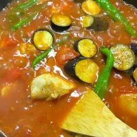 Snapdishの料理写真:鶏肉と夏野菜のトマト煮込み！|rikotsunashimaさん