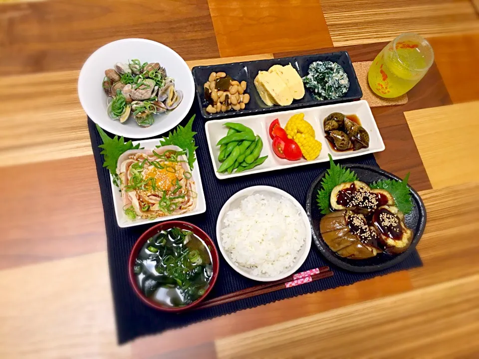 Snapdishの料理写真:ナスの田楽
あさり酒蒸し
鶏刺し身のユッケ風
煮豆
だし巻き卵
モロヘイヤの白和え
枝豆
トウモロコシとトマト
バイ貝の煮付け
わかめのお味噌汁|ぼんぼんさん