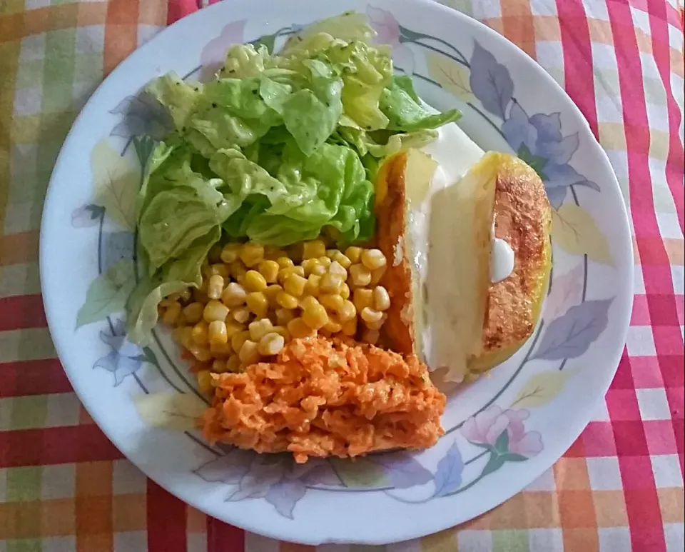 Salad variation with baked potatoe and crème fraîche

 #baked potatoe #salad|Najeskaさん