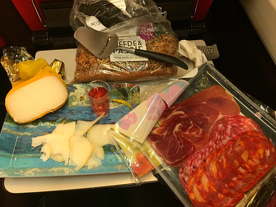 Parmeham, chorizo, goat cheese and bread #picnic in the train 😋|Scarlet Chuaさん