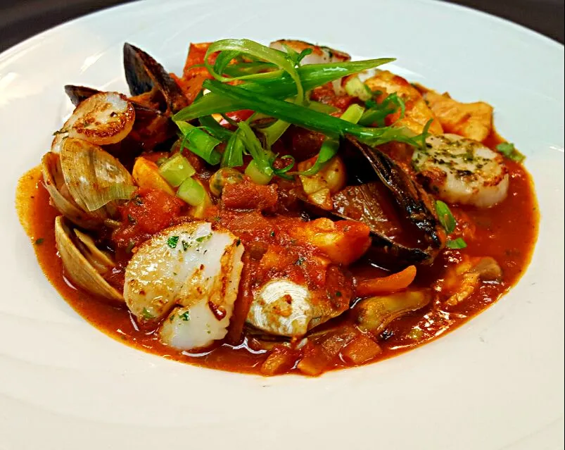 cioppino....shrimp,mussels,clams,octopus,scallops,sea bass and salmon|chef Charlesさん