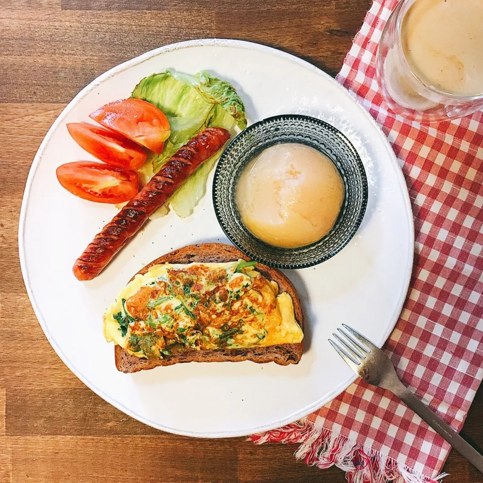 朝ごはん。パクチーオムレツ、味付けは粉チーズとナンプラー。カリカリウインナー。雑穀パン。桃のコンポート。|yukko7740さん