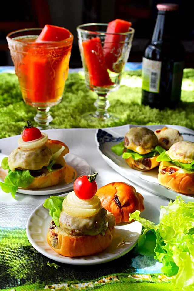 お嬢様の小さなコンテバーガーとガラスのレッドアイ  #コンテバーガーの方のレシピ 　 #金魚の肴  #コンテイベント|青山金魚さん