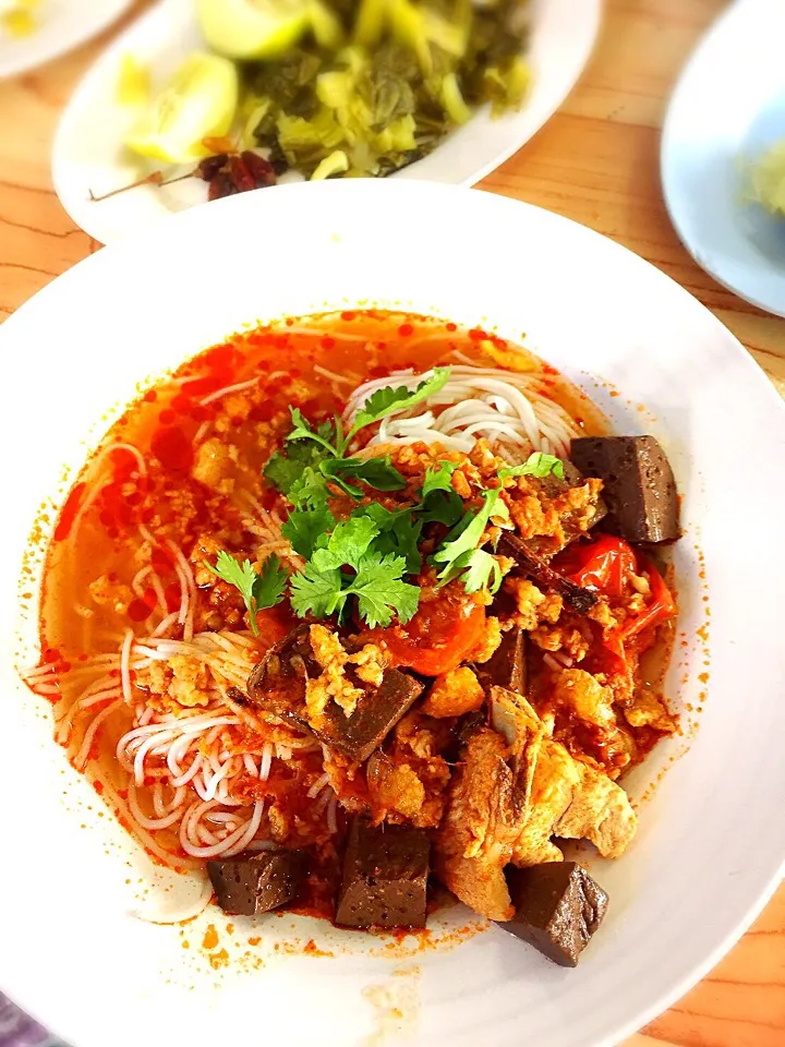 🌼 Rice noodles with spicy pork sauce 🌼|beautieさん