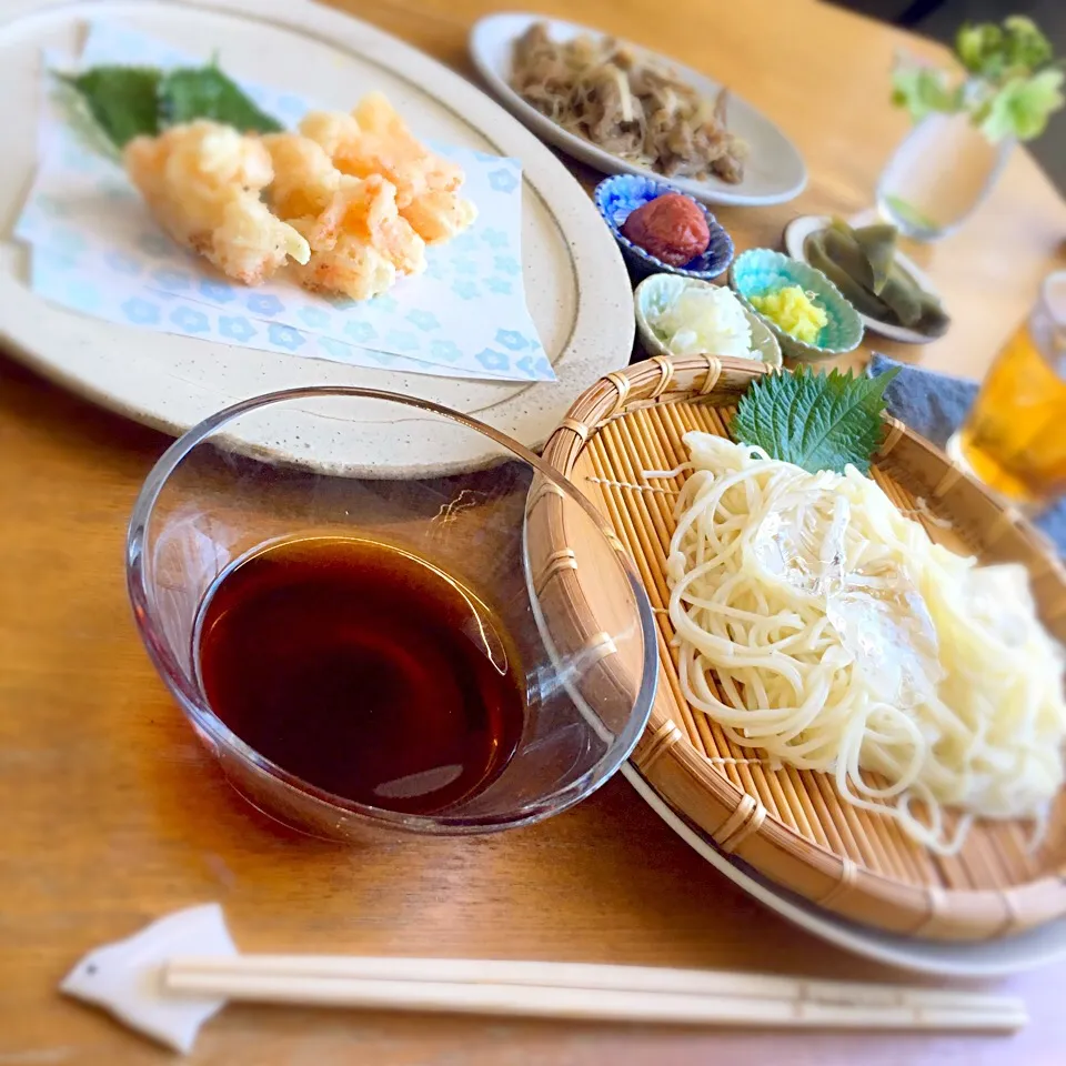 鰹節と昆布でお出汁を作って、シコシコ半田素麺を新生姜とネギで。ぷりぷり海老ちゃんのかき揚げを添えて❤️麺つゆは甘くてダメなので我が家はいつも手作り麺つゆで頂きます*\(^o^)/*|kunipさん