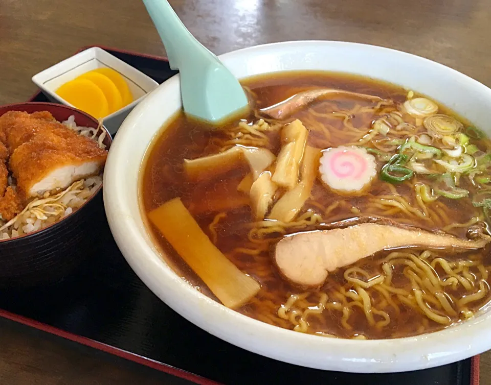 営業マンの昼ごはん セット（ラーメン、ミニササミカツ丼）  鳥チャーシュー固くてうまーい|ぽんたさん