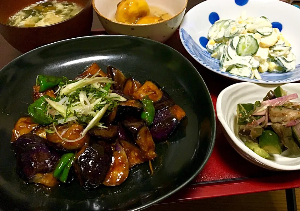 晩ごはん 茄子の味噌炒め きゅうりととうもろこしのサラダ 自家製柴漬け 野沢菜おやき 卵とワカメのスープ 白飯|ぽんたさん