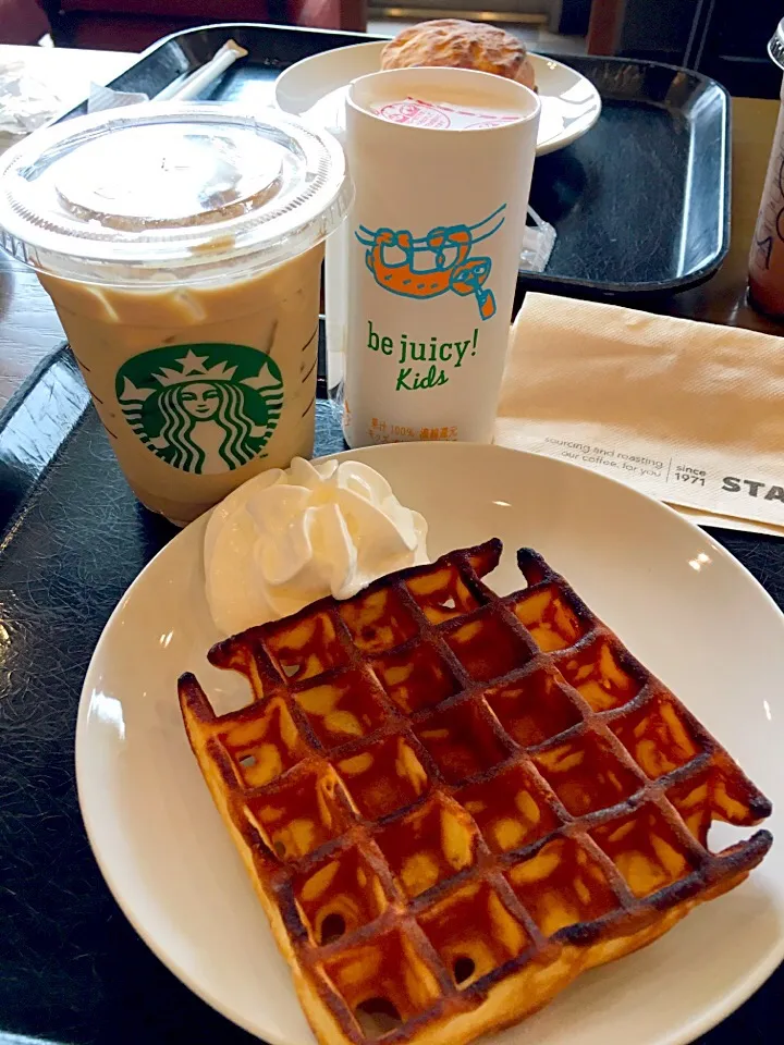 Snapdishの料理写真:スタバ♡ ワッフルとカフェラテ♡|yumikoさん