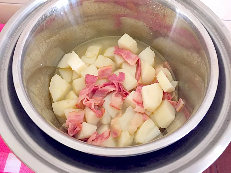 Snapdishの料理写真:じゃがいもとベーコンの煮物|電鍋さん