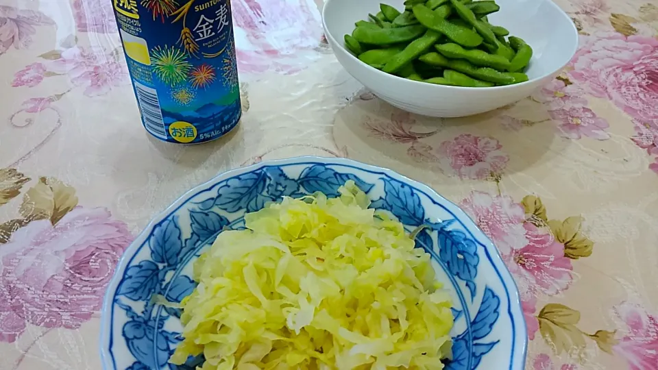 Snapdishの料理写真:ミョウガときゃべつの浅漬けと枝豆で一杯|たえさん