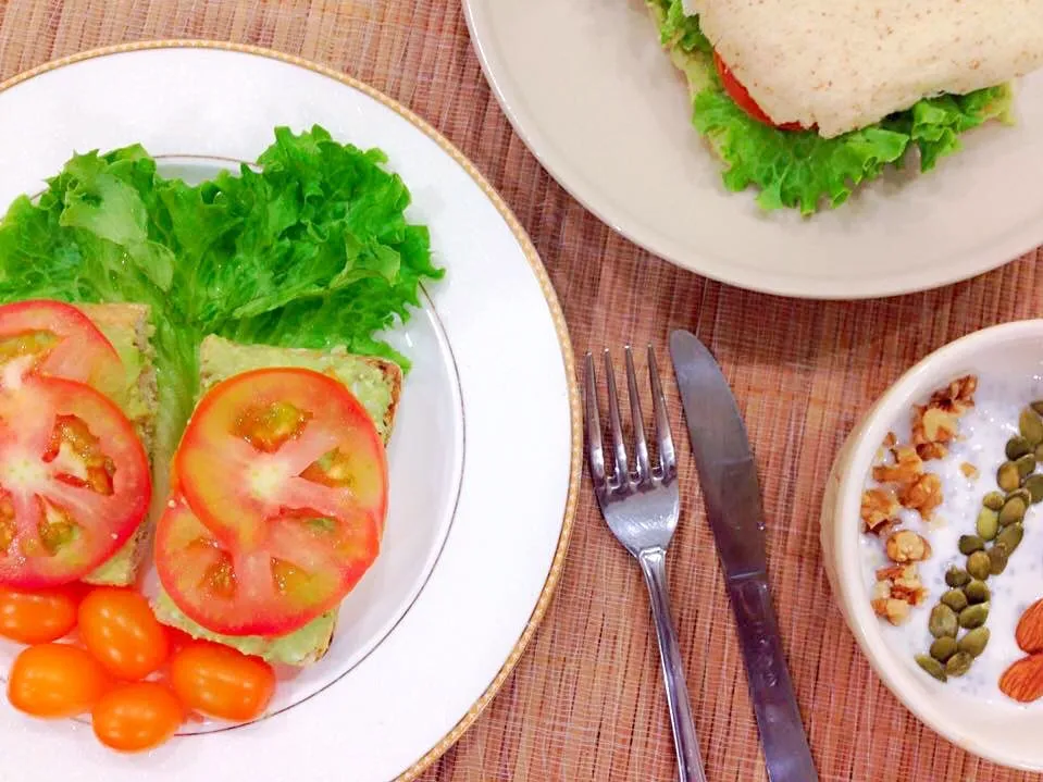 Egg avacado toast + quinoa yogurt breakfast bowl🌸🌸|Cherry Thamさん