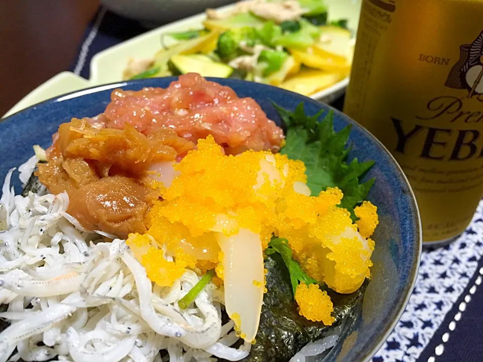 Snapdishの料理写真:鰻があまりに高いので・・しらすネギトロ丼に・・その分ビールを付けてみました☺️|Yuko Kisoさん