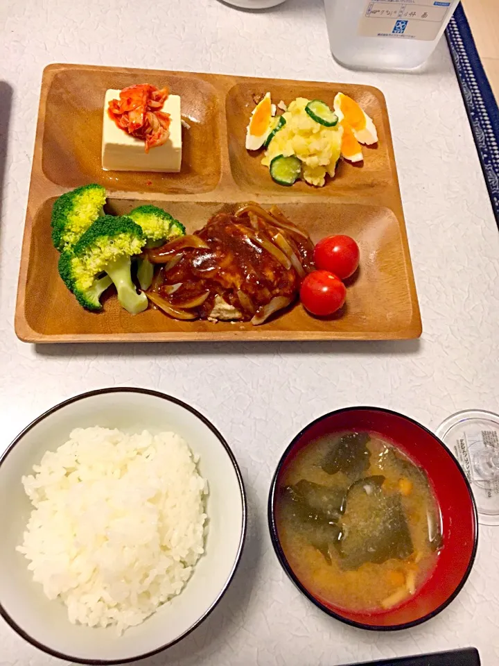 ▽チーズハンバーグ ▽ポテトサラダ ▽冷や奴キムチのせ ▽なめことワカメ味噌汁|小林　 茜さん