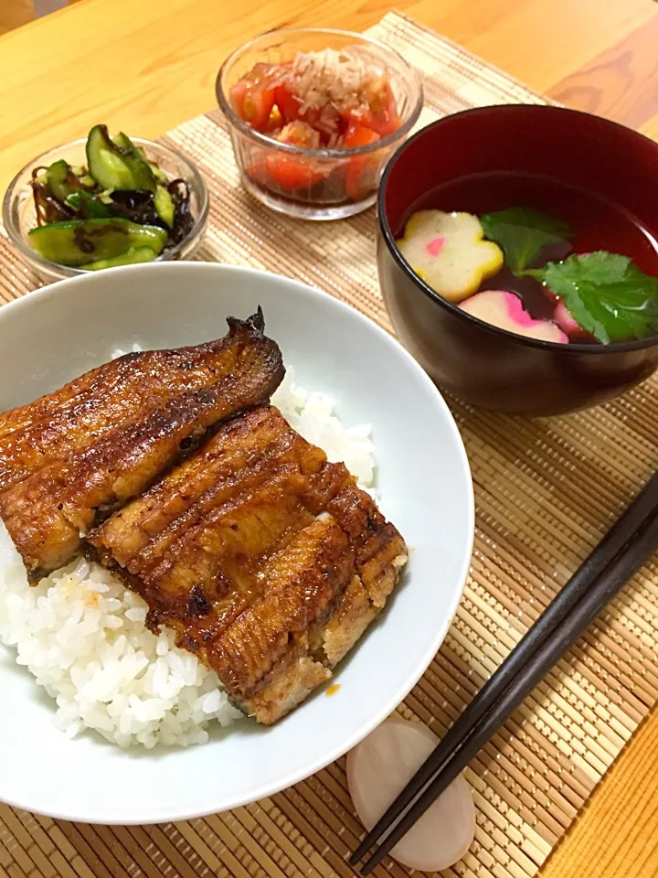 土用の丑の日☆うな丼  お吸い物 たたききゅうりの塩昆布あえ トマトのポン酢かけ|sayaさん