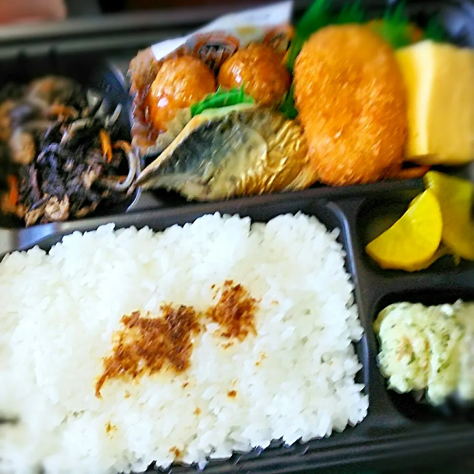 お昼にいただいた、本日の絆弁当～v(^o^)＠大徳さん|たかたかさん