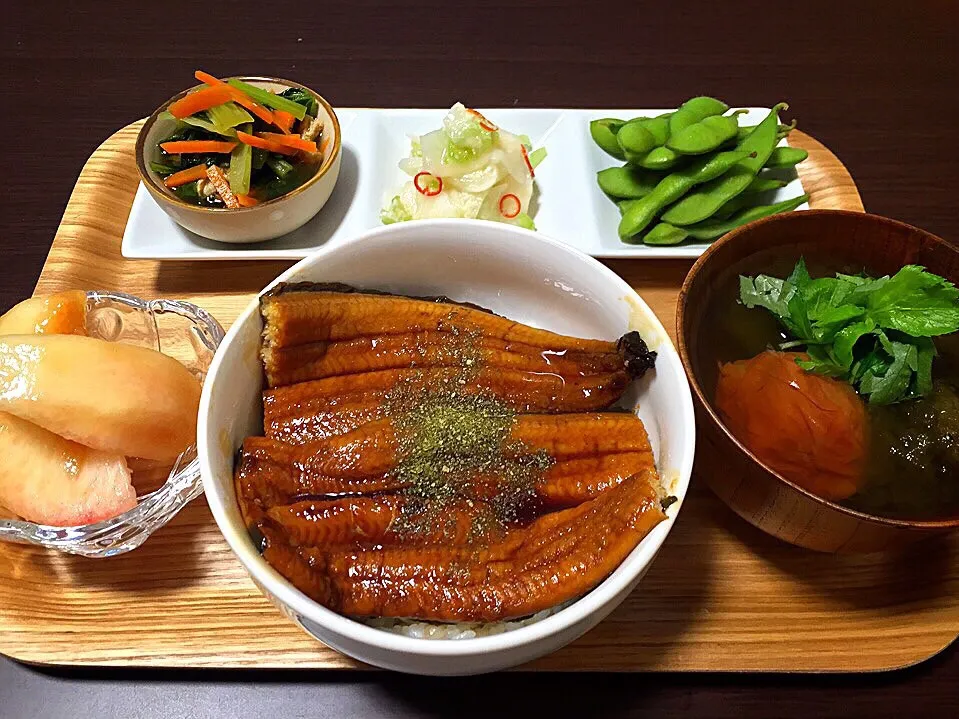 ⭐️鰻の蒲焼丼
⭐️とろろ昆布と梅干しのお吸い物
⭐️枝豆
⭐️蕪のピリ辛塩麹漬け
⭐️小松菜と人参と油揚げの煮浸し
⭐️桃|よっちぃさん