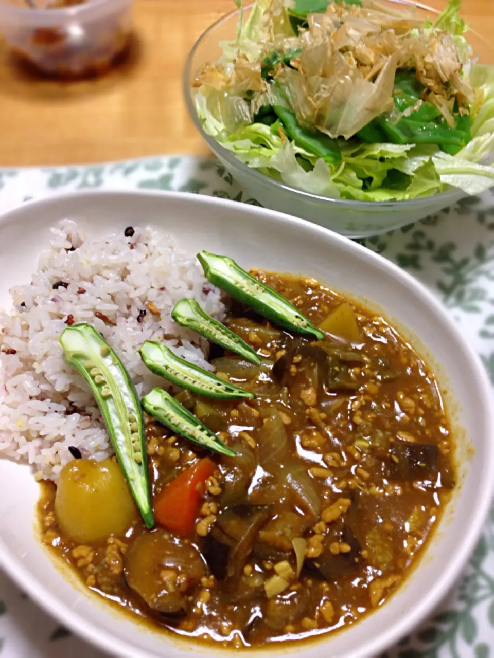 夏野菜と鶏ひき肉のカレー
インゲンとレタスのサラダ|こいちさん