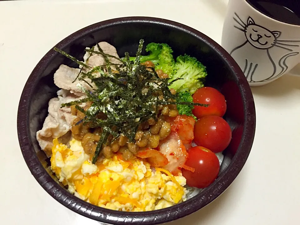 色々乗っけ！素麺♡♡
炒り卵とブロッコリーと納豆キムチにトマトと海苔ゴマ(・ω・)ふふ〜ん♡|inoさん